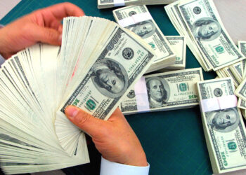 SEOUL, SOUTH KOREA - MARCH 12:  A bank employee counts U.S. dollars banknotes at the headquarters of the Korea Exchange Bank March 12, 2003 in Seoul, South Korea. The dollar began stronger against the won amid a bleak economic outlook and the growing concerns over the North Korean nuclear crisis, closing at 1,245 won per dollar, up 15.10 won.  (Photo by Chung Sung-Jun/Getty Images)