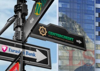Street sign at the corner of 10th ave and 33rd st, Manhattan.